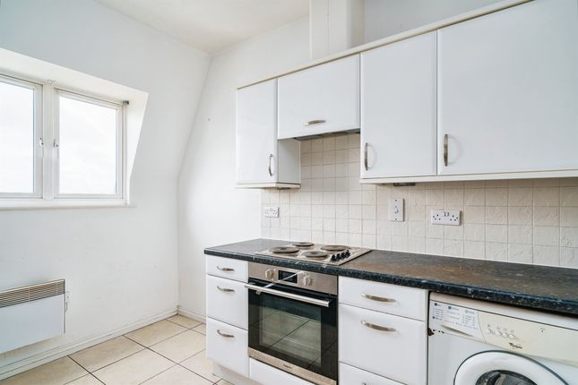 Flat for sale in Taverners Way, Hoddesdon