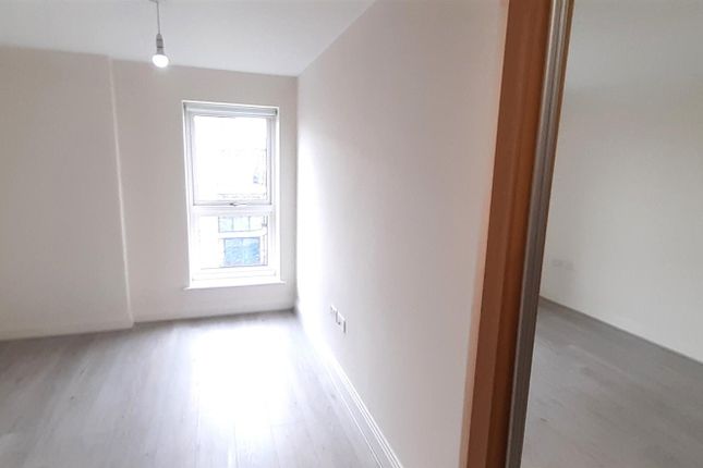 Flat to rent in Windsor Road, Slough