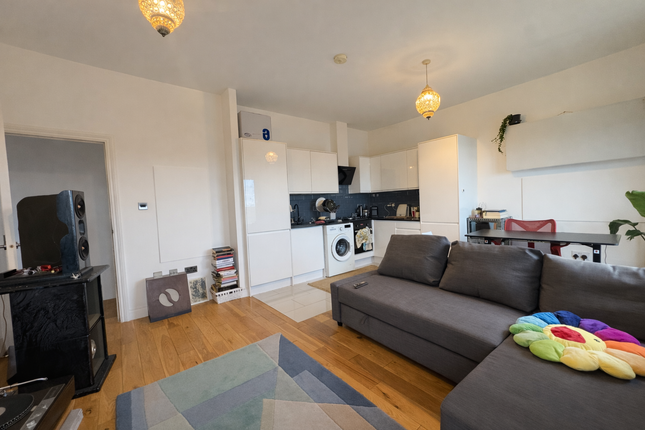 Flat 12, London photo 3