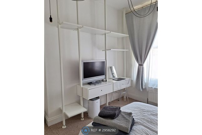 Flat, Campden, London photo 4