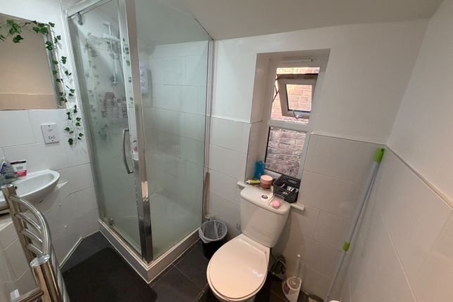 Flat 12, Leicester photo 3