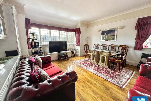 Flat 2, Canterton, Royston Grove, Hatch End photo 2
