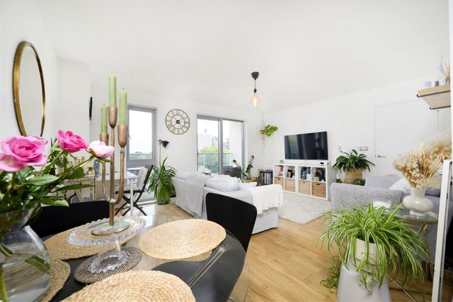 Thumbnail Flat for sale in Cable Street, London