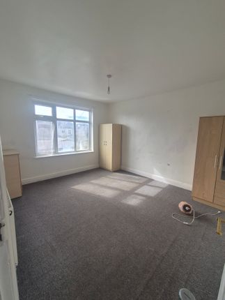 574, Eastern Avenue, Ilford photo 3