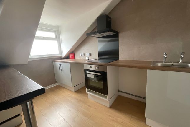 Third Floor Flat, 24 Aberdeen Walk, Scarborough photo 4