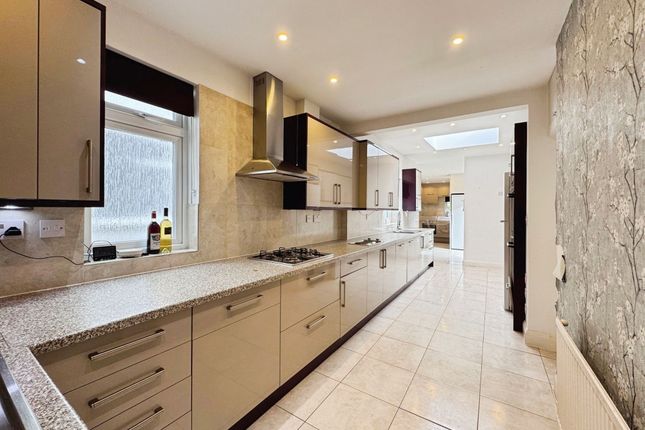 74 Brook Avenue, Edgware photo 3