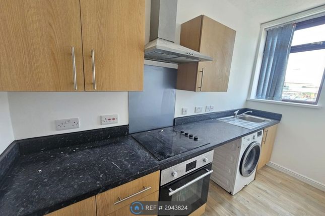 Flat, Kirkhall Lane, Leigh photo 2