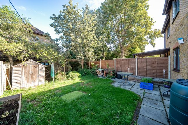 12 Brackenbury, Andover photo 4