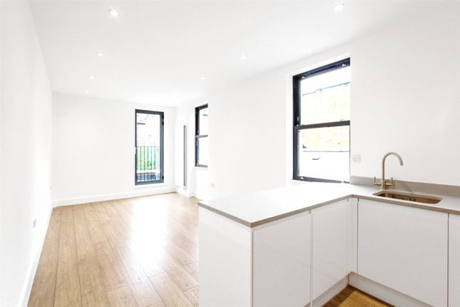 Flat 2, 100, Chatsworth Road, London photo 2