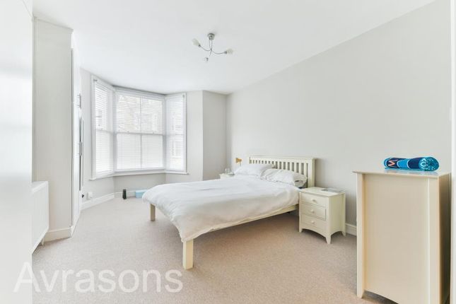 Flat to rent in Offley Road, London