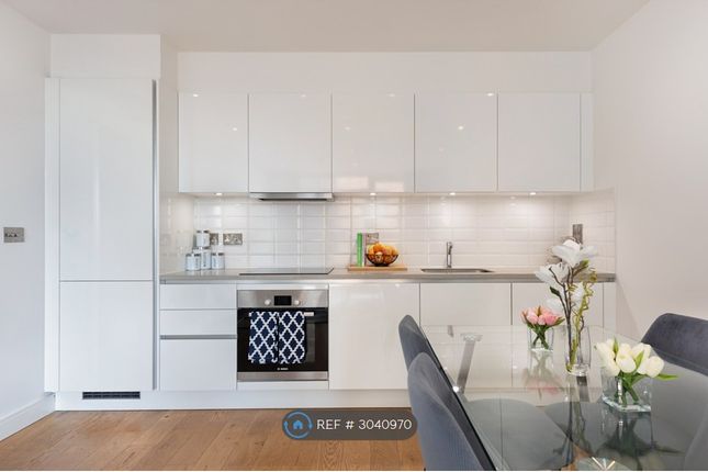 Flat, Station Grove, Wembley photo 2