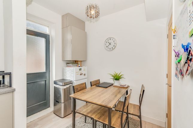 23 Raisen Hall Road, Sheffield photo 3