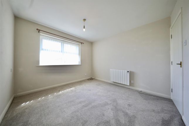6, Bermondsey Drive, Hull photo 4