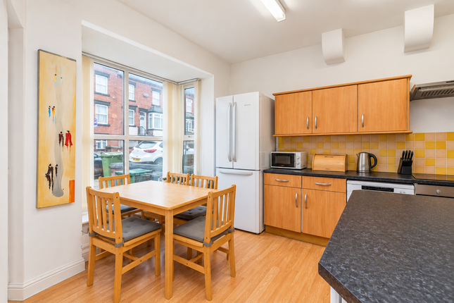 32 Beechwood View, LEEDS photo 3