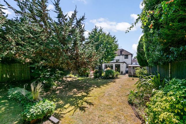 25, Elm Tree Avenue, Esher photo 4