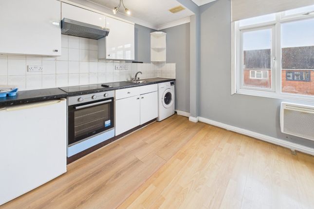 Flat 4, 54, Hencroft Street South, Berkshire photo 3