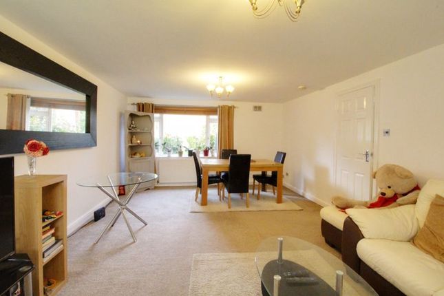 16, Lambs Close, Cuffley photo 2