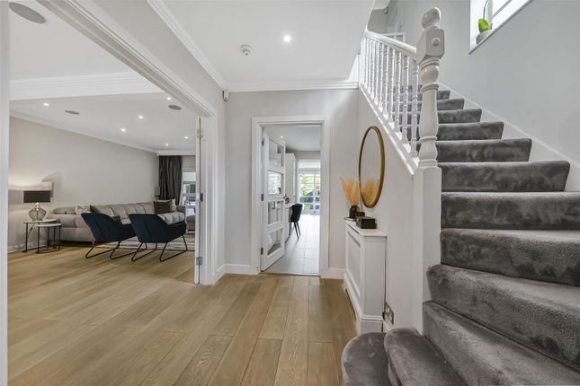 60, Litchfield Way, London photo 3