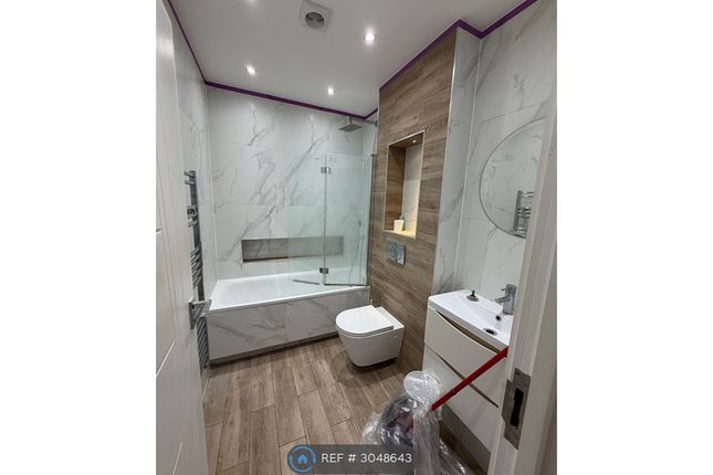 Flat, Burdett Road, London photo 3