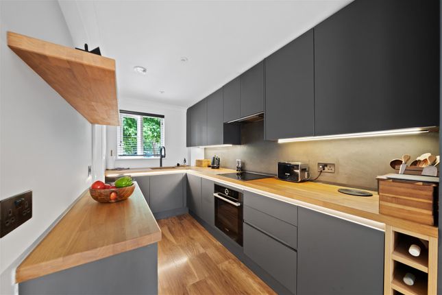 19, Suffolk Drive, Guildford photo 2