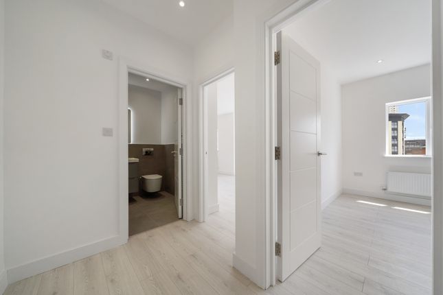 42 Cross Keys Close, Edmonton photo 4