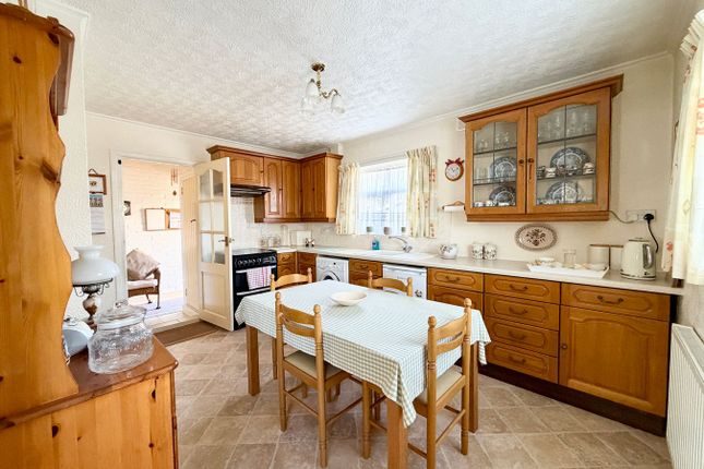 32, Frobisher Crescent, Staines-upon-Thames photo 2