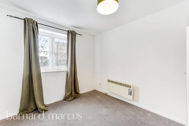 206, Redford Close, FELTHAM photo 3
