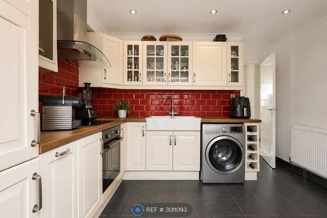 Bannister Close, Greenford photo 4