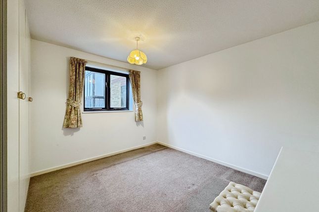 Flat 4, Chaffinch Court, London photo 3