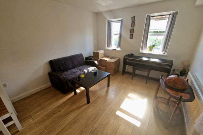 2, LUTON photo 4