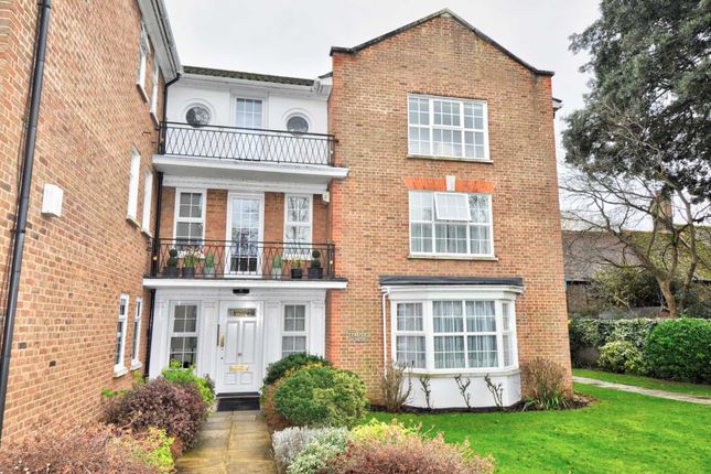 Flat to rent in Temple House, Phyllis Court