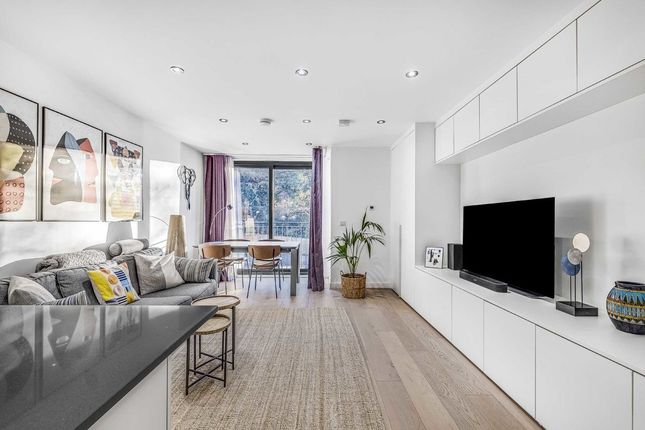 Flat for sale in South Bank, Surbiton