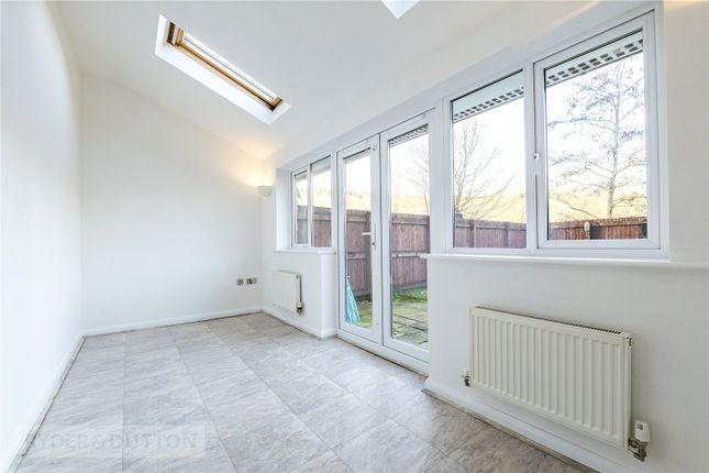 7, Canalside Close, Mossley photo 3