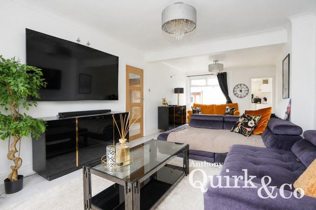 18, Meynell Avenue, Canvey Island photo 2
