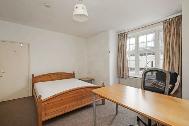 Flat for sale in Tamworth Street, Fulham