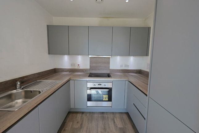 Moorhen Drive, London photo 4