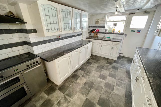 End terrace house for sale in Barbers Lane, Luton, Bedfordshire