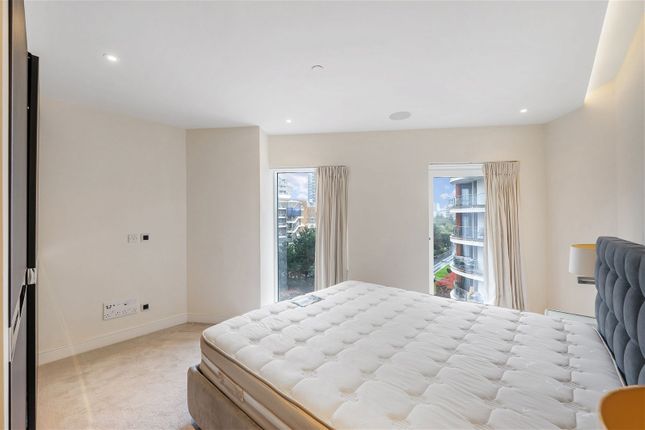 Flat to rent in Park Street, London