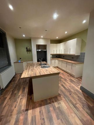 572, Wakefield Road photo 2