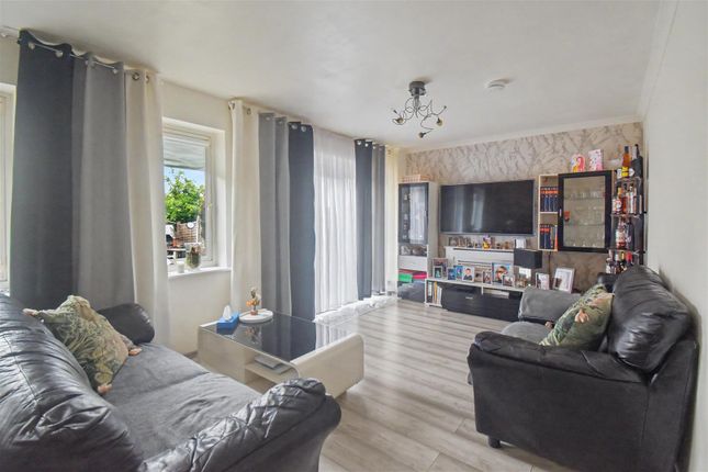 30, Lowry Close, Corby photo 4