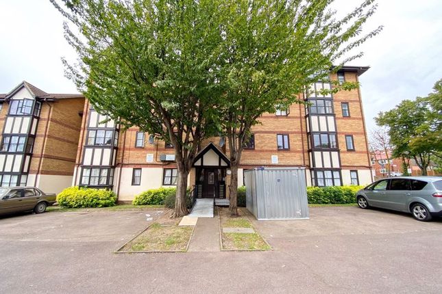 Flat for sale in Somerset Gardens, Creighton Road, London