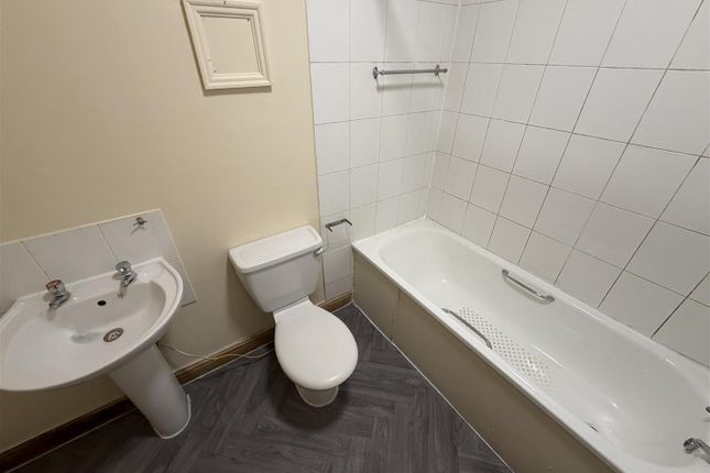 Flat 2 The Stables, 78, Balham Road, London photo 5