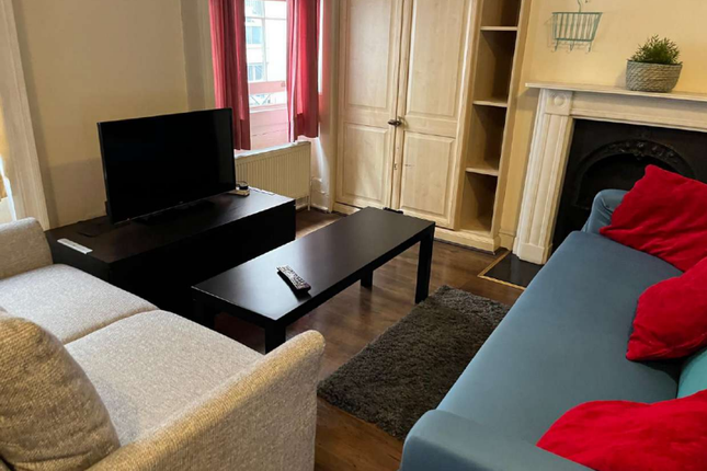 Studio flat on Flat 3, Second Floor, 31 Craven Street, Charing cross, WC2, London, £3,000/mo