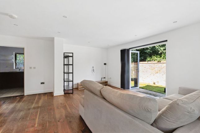 7 The Lodge, Rickmansworth Road, Uxbridge photo 2