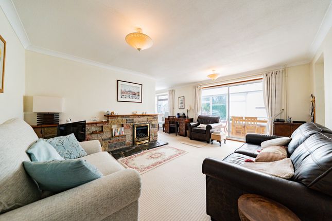 4 Lynwood Close, Leicester photo 2