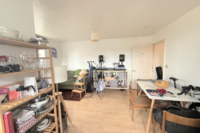 Flat 10, San House, London photo 3