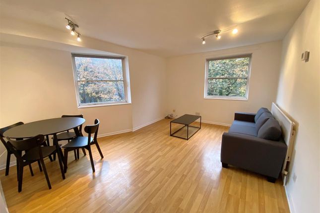 30, Chantry Court, Hatfield photo 2