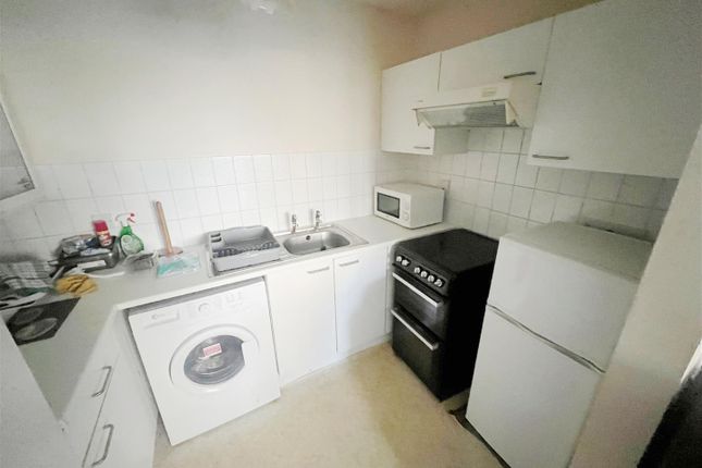 Flat for sale in Westcombe Lodge Drive, Hayes