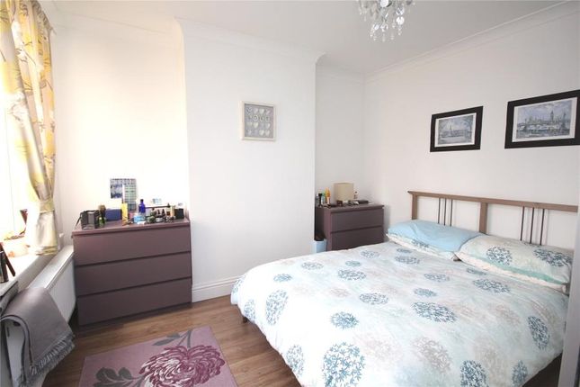 Maisonette to rent in Eve Road, Woking
