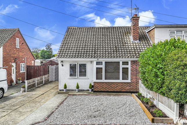 58, Nutcombe Crescent, Rochford photo 2